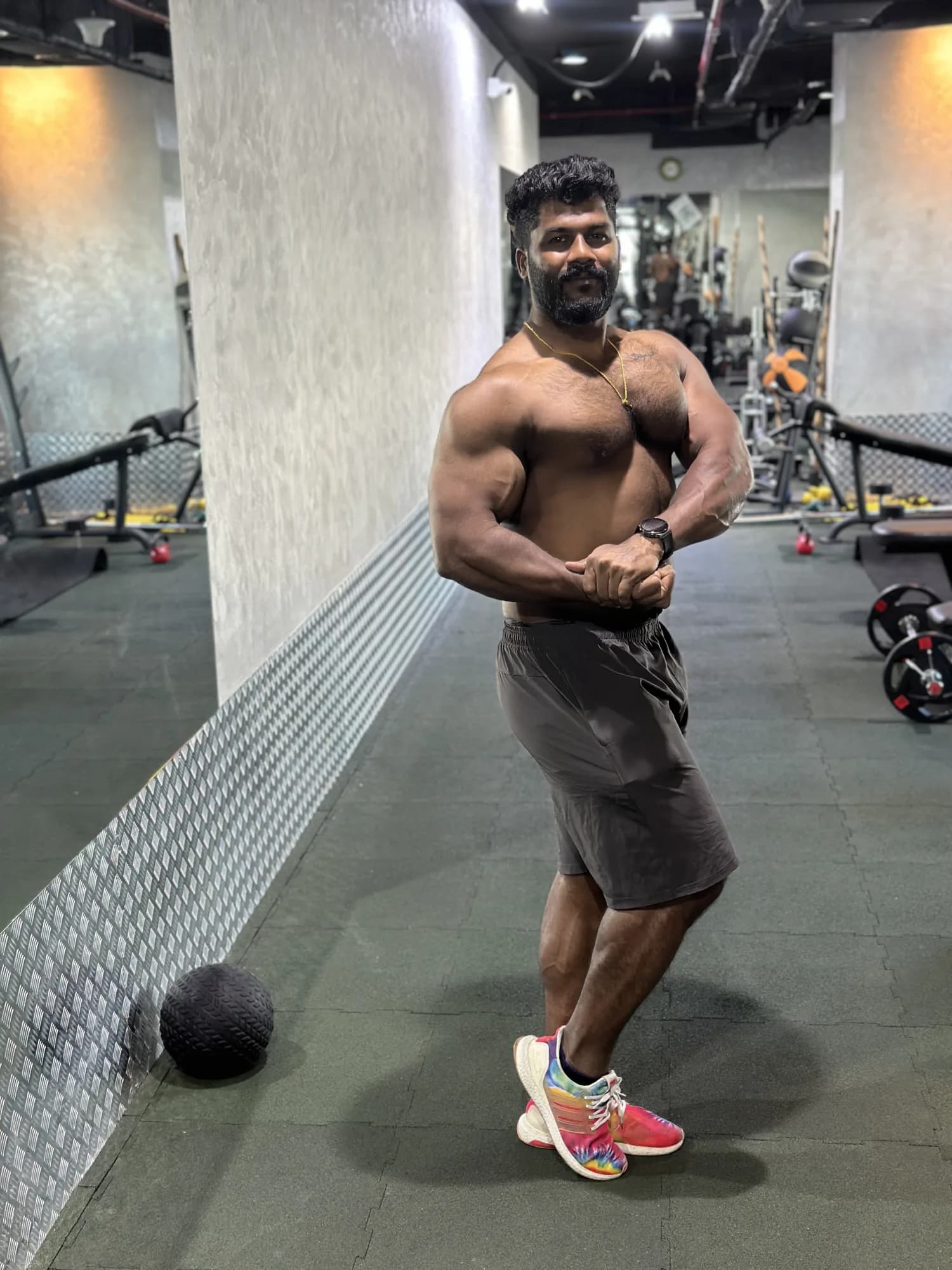 Maxwell athlete, side pose in the gym